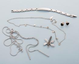 LOTE DE DOS COLLARES, COLGANTE, PULSERA CON ESCLAVA Y PAREJA DE PENDIENTES EN METAL PLATEADO. conjunto de dos collares de cadena con colgantes, colgante de libélula con piedras en negro, pulsera con esclava con la inscripción "MAR" y pareja de pendientes