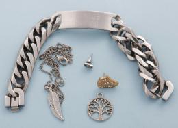LOTE DE COLLAR, COLGANTE, PULSERA CON ESCLAVA Y DOS PENDIENTES EN METAL PLATEADO. conjunto de collar de cadena con colgante de pluma, colgante del árbol de la vida, pulsera con esclava con la inscripción "DJ JEFF SPINNER" y pendientes en forma de deportiv