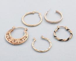 LOTE DE CINCO PENDIENTES INDIVIDUALES EN METAL DORADO. conjunto de cinco pendientes estilo aro individuales realizados en metal dorado, a dos les falta la tuerca.