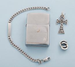 LOTE DE MECHERO, COLGANTE, PULSERA Y PAREJA DE PENDIENTES EN METAL PLATEADO. conjunto de mechero Zippo, colgante de cruz egipcia, pulsera con esclava y pareja de pendientes estilo aro.