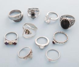 LOTE DE DIEZ ANILLOS EN METAL PLATEADO  conjunto de diez anillos en metal plateado.