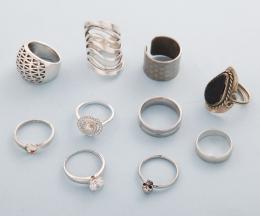LOTE DE DIEZ ANILLOS EN METAL PLATEADO  conjunto de diez anillos en metal plateado, le falta una piedra a un anillo, anillo en estado de deterioro.
