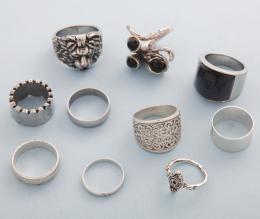 LOTE DE DIEZ ANILLOS EN METAL PLATEADO  conjunto de diez anillos en metal plateado, dos anillos en estdo de deteriro.