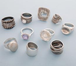 LOTE DE DIEZ ANILLOS EN METAL PLATEADO  conjunto de diez anillos en metal plateado, tres anillos en estado de deterioro.