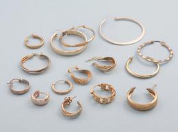 LOTE DE QUINCE PENDIENTES INDIVIDUALES EN METAL DORADO. conjunto de quince pendientes estilo aro individuales, diez en metal dorado y cinco bicolor.