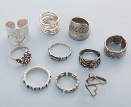 LOTE DE DIEZ ANILLOS EN METAL PLATEADO  conjunto de diez anillos en metal plateado, dos anillos en estado de deterioro.