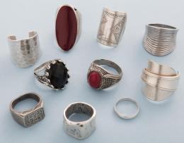 LOTE DE DIEZ ANILLOS DE METAL PLATEADO.  conjunto de diez anillos en metal plateado, uno con inscripción "sator arepo tenet opera rotas"