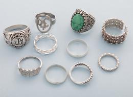 LOTE DE DIEZ ANILLOS DE METAL PLATEADO  conjunto de diez anillos en metal plateado, uno con inscripción "12-09-12 SYM"