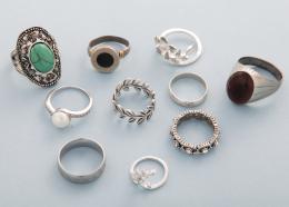 LOTE DE DIEZ ANILLOS DE METAL PLATEADO  conjunto de diez anillos en metal plateado.