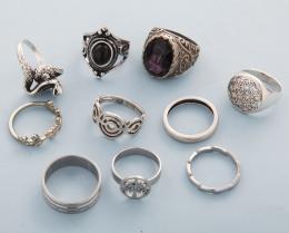 LOTE DE DIEZ ANILLOS DE METAL PLATEADO  conjunto de diez anillos en metal plateado, dos en estado de deterioro.