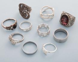 LOTE DE DIEZ ANILLOS DE METAL PLATEADO  conjunto de diez anillos en metal plateado, dos en estado de deterioro.