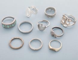 LOTE DE DIEZ ANILLOS DE METAL PLATEADO  conjunto de diez anillos en metal plateado, dos en estado de deterioro.