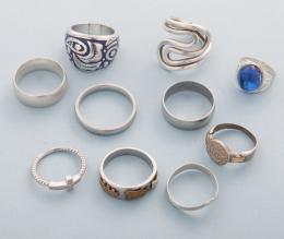 LOTE DE DIEZ ANILLOS DE METAL PLATEADO  conjunto de diez anillos en metal plateado, dos en estado de deterioro.