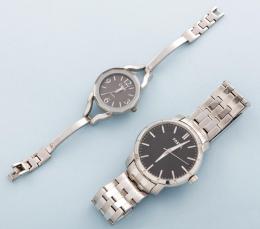 LOTE DE DOS RELOJES UNO MARCA FOSIL Y EL SEGUNDO MARCA CUSSI EN METAL PLATEADO CON CORREA DE METAL ,FOSIL  NO SE PUEDE COMPROBAR SU FUNCIONAMIENTO,MOVIMIENTO CUARZO. 