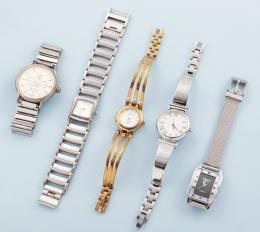 LOTE DE CUATRO RELOJES DE DIFERENTES MARCAS EN METAL PLATEADO Y DORADO CON CORREA DE METAL ,GENEVA  NO SE PUEDE COMPROBAR SU FUNCIONAMIENTO,MOVIMIENTO CUARZO. 