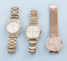 LOTE DE TRES RELOJES DE DIFERENTES MARCAS EN METAL DORADO CON CORREA DE METAL ,MODAINE  NO SE PUEDE COMPROBAR SU FUNCIONAMIENTO,MOVIMIENTO CUARZO. 