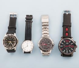 LOTE DE CUATRO RELOJES DE DIFERENTES MARCAS EN METAL PLATEADO CON CORREA DE METAL Y CAUCHO ,LONGBO  NO SE PUEDE COMPROBAR SU FUNCIONAMIENTO,MOVIMIENTO CUARZO. 