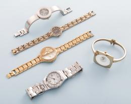 LOTE DE CINCO RELOJES DE DIFERENTES MARCAS EN METAL PLATEADO Y DORADO CON CORREA DE METAL ,CALIPSO NO SE PUEDE COMPROBAR SU FUNCIONAMIENTO,MOVIMIENTO CUARZO.UNO CON LA ESFERA ROTA  