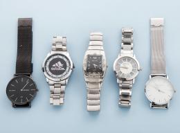LOTE DE CINCO RELOJES DE DIFERENTES MARCAS EN METAL PLATEADO CON CORREA DE METAL ,ADIDAS NO SE PUEDE COMPROBAR SU FUNCIONAMIENTO,MOVIMIENTO CUARZO.  