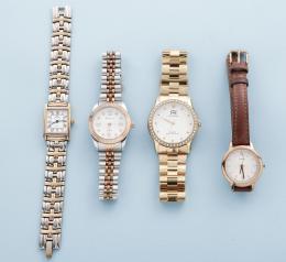 LOTE DE CUATRO RELOJES DE DIFERENTES MARCAS EN METAL PLATEADO Y DORADO CON CORREA DE METAL Y CAUCHO ,PONTINA NO SE PUEDE COMPROBAR SU FUNCIONAMIENTO,MOVIMIENTO CUARZO.  