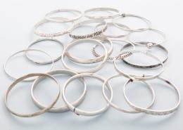 LOTE DE DIECINUEVE PULSERAS RÍGIDAS DE PLATA