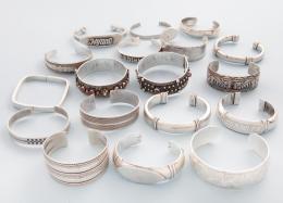 LOTE DE DIECIOCHO PULSERAS RÍGIDAS DE PLATA
