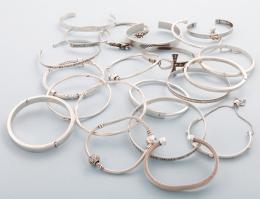 LOTE DE VEINTIUNA PULSERAS RÍGIDAS DE PLATA