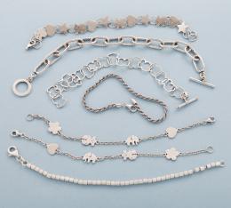 LOTE DE SIETE PULSERAS DE PLATA Conjunto de siete pulseras y cuatro de la marca TOUS, en plata.
