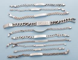 LOTE DE DIEZ PULSERAS ESTILO ESCLAVA DE PLATA Conjunto de diez pulseras estilo esclava, ocho tienen grabados y dos no, en plata.