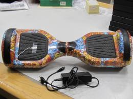 PATINETE ELÉCTRICO HOVERBOARD ,HOVERBOARD Patinete eléctrico Jover con diseño estampado graffiti acompañado de cargador, con signos de uso.NO SE PUEDE COMPROBAR SU FUNCIONAMIENTO 