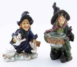 PAREJA DE CANDELEROS REPRESENTADO A BRUJAS "DE LA SUERTE". Resina policromada 21 cm.