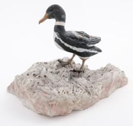 FIGURA DE PATO EN CUARZO BANDEADO TALLADO CON PICO DE OJO DE TIGRE SOBRE ROSA DEL DESIERTO. CUARZO 10 cm.