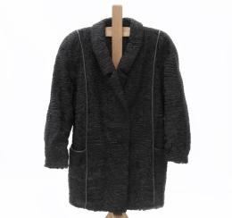 CHAQUETÓN DE ASTRACAN EN TONO NEGRO CON RIBETES DE PIEL
