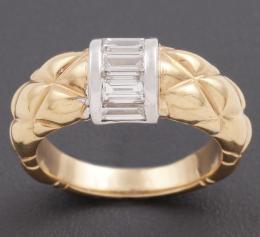 SORTIJA DE ORO BICOLOR DE 18 KT CON DIAMANTES sortija labrada en oro bicolor de 18kt con diamantes talla baguette de aprox 0.40 ct