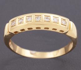 SORTIJA CON DIAMANTES EN ORO AMARILLO DE 18 KT  sortija realizada en oro de 18kt compuesta de diamantes talla brillante en linea de aporx 0.10 ct