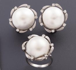 CONJUNTO DE SORTIJA Y PENDIENTES CON PERLAS MABE Y DIAMANTES EN ORO DE 18 KT