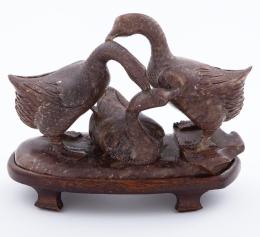 FIGURA REPRESENTANDO TRES OCAS Piedra dura jabonosa 13 cm. x14 cm. x8 cm.