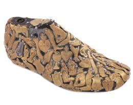 ZAPATO DE MADERA TALLADA Y POLICROMADA EN NEGRO CON APLICACIONES DE EXVOTOS RELIGIOSOS, ZOOMORFOS Y ANTOPOMORFOS EN LATÓN.
