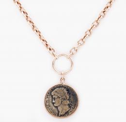 COLLAR EN PLATA CON COLGANTE CON REPRODUCCIÓN DE MONEDA ROMANA Collar realizado en plata bañada en oro rosa acompañado de colgante moneda