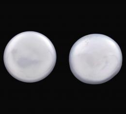 PENDIENTES EN PLATA CON PERLAS CULTIVADAS GRISES TIPO BOTÓN  Realizados en plata de ley, formados por dos bonitas perlas grises cultivadas tipo botón, cierre presión. 