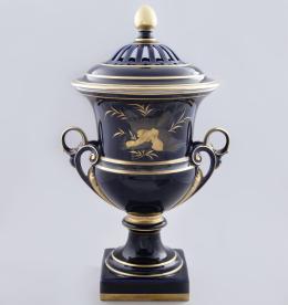 JARRÓN EN FORMA DE COPA CLÁSICA DE PORCELANA AZUL MARCA CAPEANS