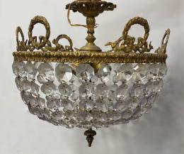 LÁMPARA DE TECHO EN BRONCE DORADO CON CUENTAS DE VIDRIO TALLADO, ESTILO LUIS XVI, MEDIADOS S.XX. Bronce dorado y cuentas de vidrio 26 cm. x34 cm.