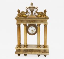RELOJ DE PÓRTICO REALIZADO EN ALABASTRO Y BRONCE Bronce y alabastro 57 cm. x34 cm. x15 cm.