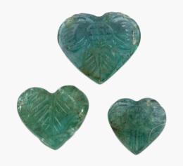 CONJUNTO DE TRES ESMERALDAS . Tres esmeraldas de diferentes tamaños, talladas en forma de corazón con un peso total aprox. de 3,00 ct.  