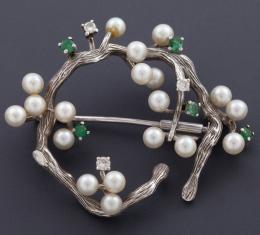 BROCHE REALIZADO EN ORO DE 18 KT CON PERLAS, DIAMANTES Y ESMERALDAS