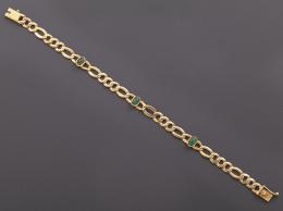 PULSERA REALIZADA EN ORO DE 18 KT CON ESMERALDAS Pulsera realizada en oro de 18 kt acompañadas de esmeraldas en talla cabujón oval.
