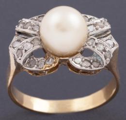 SORTIJA REALIZADA EN ORO DE 18 KT. CON PERLA Y DIAMANTES