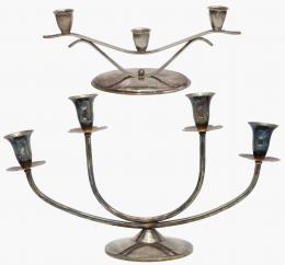 PAREJA DE CANDELABROS DE METAL PLATEADO Metal plateado