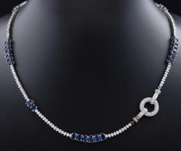 COLLAR DE PLATA CON CIRCONITAS Y PIEDRAS AZULES Collar realizado en plata con circonitas y piedras azules. Engastado en garras75 cm de longitud