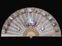 ABANICO FRANCES FIRMADO CLOSIER Abanico frances con varillaje de madera de boj calado con decoración floral, pais de seda pintado con triunfos musicales en cartelas y escena central con figuras alegóricas. Firmado closier en el lateral.